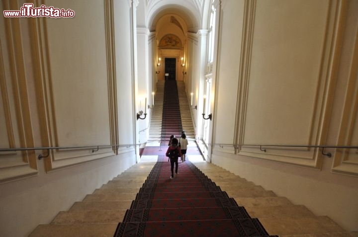 Immagine Scalone interno - Questa scala conduce all'uscita, e si percorre al termine della visita delle sale, oltrepassata la zona della Sala Paolina e la Sala dei Corazzieri