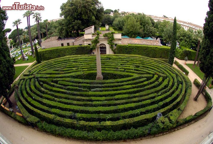 Immagine Imperdibile per chi sceglie la visita al Quirinale una passeggiata nei giardini presidenziali, con panorami sula città. In fotografia il labirinto - © Presidenza della Repubblica / quirinale.it