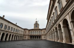 Coorte interna dell'ex Palazzo Estivo Papale a Roma - Il cortile d'onore è uno dei capolavori architettonici della capitale. Lo si incontra subito dopo aver varcato il portone ...