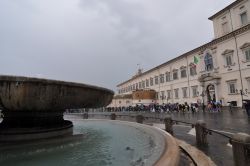 Fontana dei Dioscuri in piazza - Dedicata a Castore e Polluce, questa fonte è stata costruita utilizzando il gruppo marmoreo che si trovava presso le Terme di Costantino. Chiamata anche ...
