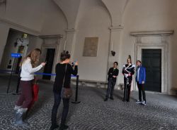 Foto rituale al Corazziere - Anche se espressamente vietato dal protocollo, sono molti i turisti che si fermano a fotografare le guardie presidenziali, che impassibili chiudono un occhio al ...
