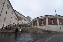 La salita alla Piazza - Una scalinata si collega dalla Salita di Montecavallo (dove si trovano le Scuderie) fino alla Piazza del Quirinale