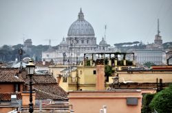 Panorama capitolino visto dalla piazza - Con il teleobiettivo si scorge l'inconfondibile profilo del "Cupolone", la grande cupola della Basilica di San Pietro, opera di Michelangelo ...