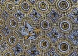 La ricca volta della Cappella Paolina - E' sicuramente una sala spettacolare, grazie all'uso di stucco bianco e dorato, rivaleggia come eleganza con la Cappella Sistina del Vaticano, ...