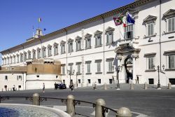 Il Palazzo del Quirinale fotografato in una bella giornata di sole primaverile - © Peter Probst / Shutterstock.com 