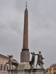 Obelisco della Fontana dei Dioscuri - Originariamente l'obelisco era una delle due steli egizie che abbelliva il Mausoleo d'Augusto. Il suo "compagno" si trova ora sul colle ...