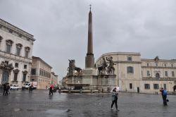 Nella piazza troneggia la Fontana dei Dioscuri - Sulla sinistra si intravede il Palazzo della Consulta, dove risiede la Corte Costituzionale della Repubblica Italiana