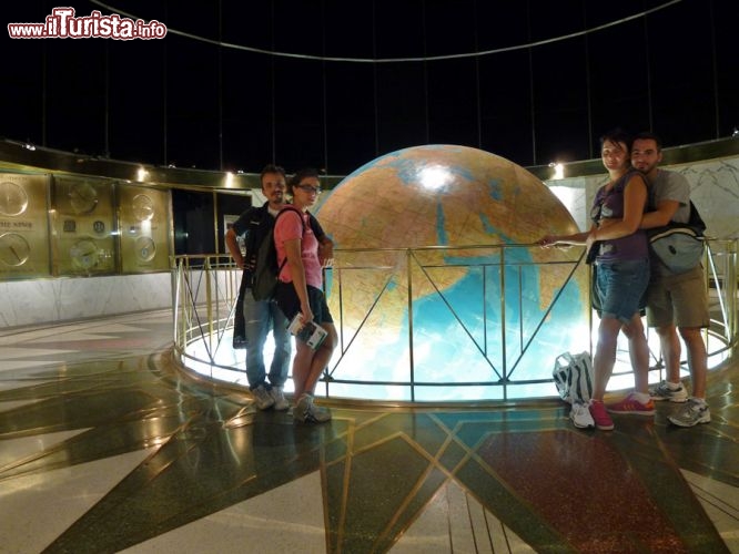 Immagine Globo rotante al Daily News Building - E' il più grande mappamondo del pianeta, se ci confrontiamo tra quelli posti all'interno di un edificio. E' sicuramente il simbolo del Daily News Building, chee ci rimanda all'iconografia di Superman e del Daily Planet dove lavorava il solerte ma pasticcione Klark Kent