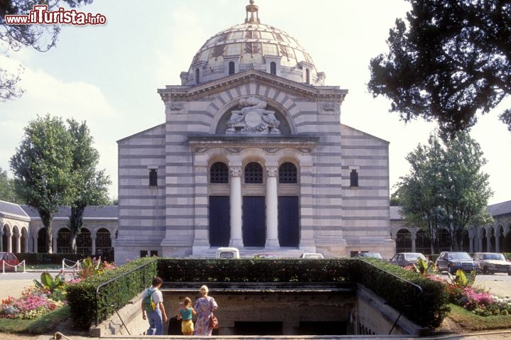 Immagine Cimetiere du Pere Lachaise, Paris - E' il cimitero monumentale di Parigi, molto conosciuto dai turisti per il fatto che ospita le tembe di tanti uomini illustri: dal nostro Modigliani ad una vera icona della musica, Jim Morrison, fino ad arrivare alla tomba di Oscar Wilde, leteralmente ricoperta dal rossetto dei baci delle fan del poeta britannico - © Marc Verhille / Paris Tourist Office