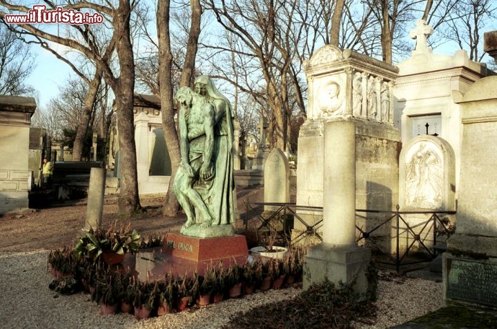 Immagine Tomba di Cino Del Duca presso il Cimitero Pere Lachaise di Parigi - Editore e Produttore cinematografico di origine italiane, visse tra italia e Francia. Fu tra i fondatori de il Giorno - © Amélie Dupont / Paris Tourist Office