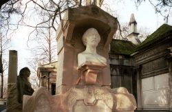 Tomba di Alfred de Musset al Cimitero Pere Lachaise di Parigi - Il poeta vissuto tra il 1810 e il 1857, è uno dei massimi esponenti francesi del Romanticismo francese - © Amélie ...