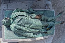 La tomba di Victor Noir al  Cimitero Pere Lachaise di Parigi. L'usura della statua indica il punto dove il bronzo viene accarezzato dalle donne in cerca di un aiuto alla loro fertilità- ...