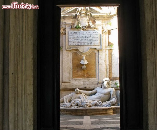 Immagine Marforio, la Statua Parlante di Roma che si trova nel cortile di Palazzo Nuovo al Campidoglio