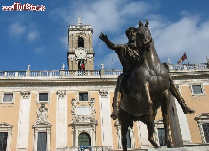 Immagine La statua equestre di Marco Aurelio si trova al centro della Piazza del Campidoglio a Roma