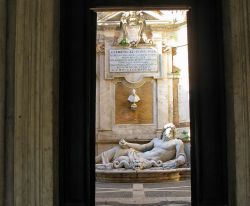 Marforio, la Statua Parlante di Roma che si trova nel cortile di Palazzo Nuovo al Campidoglio