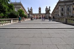 L'imponente scalinata d'accesso del Campidoglio ...