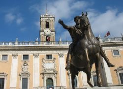 La statua equestre di Marco Aurelio si trova al centro della Piazza del Campidoglio a Roma