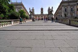 L'imponente scalinata d'accesso del Campidoglio a Roma, che sale da via Teatro di Marcello