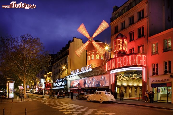 Immagine Esterno dell'iconico locale Moulin Rouge - Ci troviamo nel quartiere di Pigalle, da decenni il luogo più famoso della  vita notturna di Parigi, anche se il fascino e le atmosfere degli anni '60 e '70 sembrano oramai un lontano ricordo, e hanno trasformato la zona in una specie di surrogato di quartiere a luci rosse - © Marc Bertrand / Paris Tourist Office