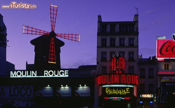 Immagine La Machine du Moulin Rouge a Pigalle - Di sera le luci di Parigi rievocano gli anni ruggenti della capitale francese, anche se la spensieratezza del tempio del can can è oggi oramai perduta - © Jacques Lebar / Paris Tourist Office