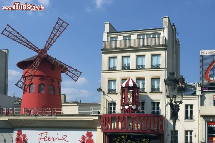 Immagine Mouline Rouge a Pigalle (Montmartre) a Parigi - L'inconfondibile Mulino Rosso ci rocorda che ci troviamo in uno dei templi moderni dello spettacolo d'avanguardia della capitale della Francia, famoso per i suoi spettacol idi can can e dalle ballerine seminude, coperte da piume di struzzo -  © Amélie Dupont / Paris Tourist Office