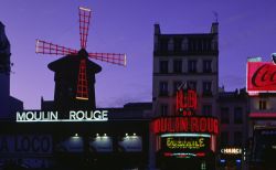 La Machine du Moulin Rouge a Pigalle - Di sera le luci di Parigi rievocano gli anni ruggenti della capitale francese, anche se la spensieratezza del tempio del can can è oggi oramai ...