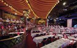 I tavoli della platea del Moulin Rouge a Parigi ...
