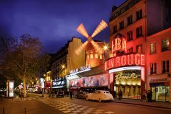 Esterno dell'iconico locale Moulin Rouge - Ci troviamo nel quartiere di Pigalle, da decenni il luogo più famoso della  vita notturna di Parigi, anche se il fascino e le atmosfere ...