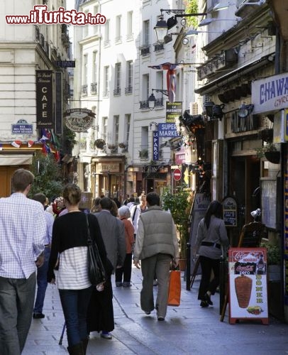 Immagine Rue Saint-Séverin, Parigi - E' una delle vie del Quartiere Latino, non distante dalla Senna, e che è ricca di ristoranti e offre possibilità di svago e shopping - © Jacques Lebar / Paris Tourist Office