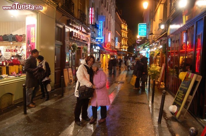 Immagine Ristoranti nel Quartiere Latino - Questo è il fulcro della vita notturna di Parigi, per lo meno per quanto riguarda il mondo deglistudenti universitari. In questa fotografia Ci troviamo in Rue Saint-Severin, non distante dalla Senna e da Notre Dame, dove si trovano numerosi ristoranti e negozi