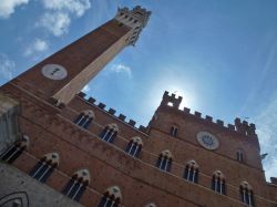 Facciata del Palazzo pubblico, edificio senese che ospita il Museo Civico di Siena. A sinistra la Torre del Mangia