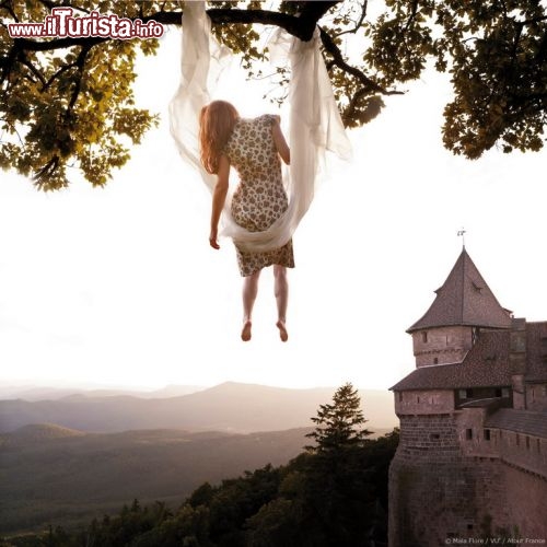 Le Chateau du Haut Koenigsbourg - La fortezza medievale domina dall’alto la piana dell’Alsazia nel suo punto culminante, visibile da molto lontano. E’ un vero castello del Medioevo di quelli che piacciono ai bambini, con il torrione, il ponte-levatoio, una sala d’armi e le armature. Ed è anche un castello un po’cupo e impressionante, come quelli descritti nelle fiabe dei Grimm, ma Maia Flore lo ha soprannominato affettuosamente « la pièce montée », come una torta a più piani dei banchetti di nozze, o « la ciliegina sulla torta ».  - © Maia Flore / Atoutfrance