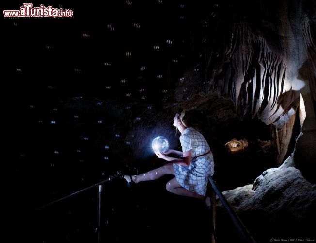 Le monde souterrain en Ardeche - In Ardèche si scoprono grotte decorate di pitture rupestri fra le più antiche del mondo Ricordando i miti dell’antichità, Maia Flore le vede come « le prime gallerie d’arte » e dunque come la culla della « cultura dell’immagine ». Una sfera dalle sfaccettature luminose proietta motivi sulle pareti della grotta. La luce e i movimenti cambiano secondo la sua inclinazione : creare « il proprio cinema » è un modo di ritrovare la magia delle immagini.  - © Maia Flore / Atoutfrance