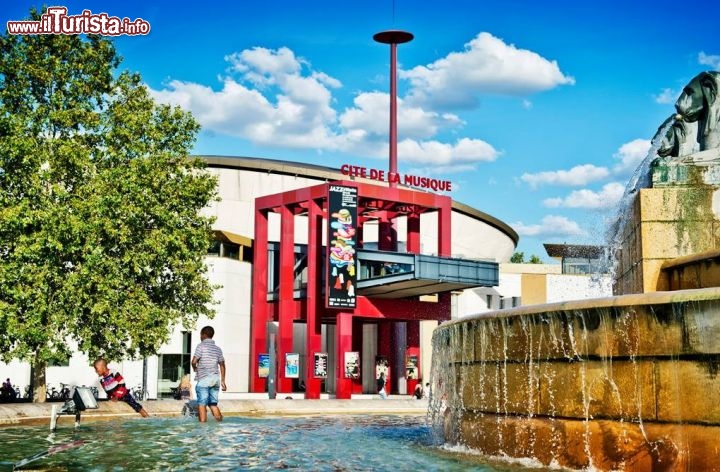 Immagine Entrata della Cité de la Musique a Parigi. Qui si trova il famoso Museo della Musica. Ci troviamo nel Parc de la Villette - © Citè de la Musique / www.citedelamusique.fr