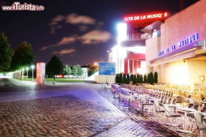 Immagine Foto notturna della Citè de la Musique a Parigi, all'interno del bel Parc de la Villette, a nord-est del centro della capitale della Francia. Sulla destra il Café del la Musique, giusto luogo di relax dopo una visita attenta al Museo della Musica - © Citè de la Musique / www.citedelamusique.fr