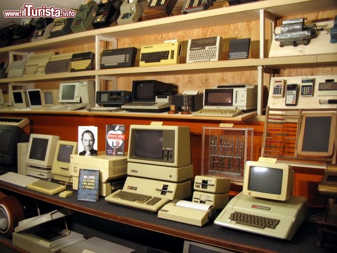 Immagine I computer del Museo Pelagalli di Bologna - L'esposizione, che vanta 2.000 oggetti di cui molti ancora funzionanti, racconta anche la storia dei computer e della loro evoluzione