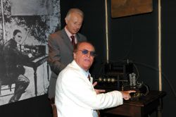 Renzo Arbore al Museo Pelagalli di Bologna - Il presentatore, nonchè muscista, pugliese ripreso  con il fondatore del museo, Gianni Pelagalli, mentre siede al tavolino trasmettitore ...