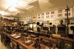 La Sala Marconi (particolare) _ E' uno dei momenti più importanti della visita al Museo della Comunicazione Pelagalli di Bologna. Il fisico bolognese è considerato come il ...