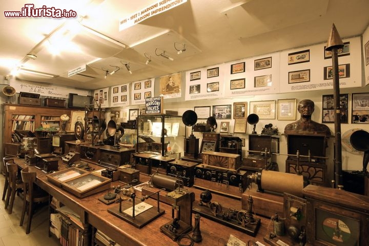 Immagine La Sala Marconi (particolare) _ E' uno dei momenti più importanti della visita al Museo della Comunicazione Pelagalli di Bologna. Il fisico bolognese è considerato come il padre della radio e delle telecomunicazioni moderne, e fu il primo a compiere una trasmissione senza fili nel 1895, durante il celebre esperimento svoltosi nella frazione di Sasso. Oltre ad essere scienziato si dimostrò un valido imprenditore