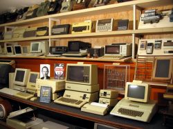 I computer del Museo Pelagalli di Bologna - L'esposizione, che vanta 2.000 oggetti di cui molti ancora funzionanti, racconta anche la storia dei computer e della loro evoluzione