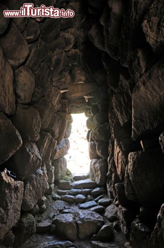 Immagine Uno stretto corridoio taglia in senso longitudinale la massa muraria del Nuraghe Majori, coperto a gradoni tabulari nel tratto retrostante l’ingresso e a sezione ogivale nella restante parte.