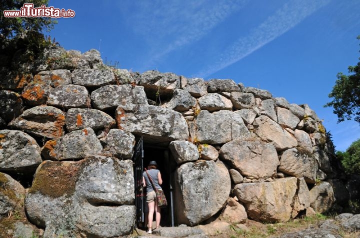 Immagine Su una collinetta granitica a 498 metri di altezza sul livello del mare sorge il Nuraghe Majori costruito con blocchi di grandi dimensioni (da cui il nome Majori) appena sbozzati e lavorati più finemente solo nella parte dell’ingresso.