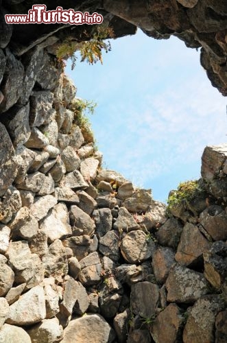 Immagine La vista a “cielo aperto” da uno degli ambienti che si aprono a lato del corridoio del Nuraghe Majori.