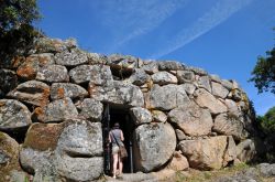 Su una collinetta granitica a 498 metri di altezza sul livello del mare sorge il Nuraghe Majori costruito con blocchi di grandi dimensioni (da cui il nome Majori) appena sbozzati e lavorati ...