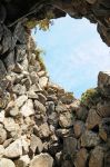 La vista a “cielo aperto” da uno degli ambienti che si aprono a lato del corridoio del Nuraghe Majori.