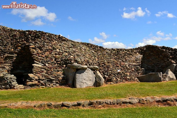 Sapete dove si trova l'edificio più vecchio del mondo? Se istintivamente avete pensato all'Egitto od a alla Cina siete completamente fuori strada! La costruzione più antica del mondo si trova infatti in Francia, più precisamente in Bretagna: si tratta del Tumulo di Barnenez, ritenuto il primo monumento megalitico di tutta Europa, e al momento il più antico di tutto il pianeta, per lo meno con dati scientifici provati. Secondo la datazione al radiocarbonio venne costruito a partire dal 4.850 avanti Cristo, e quindi possiede una età di oltre 6.800 anni. La costruzione che include all'interno 11 camere, è lunga 72 metri, larga 25 ed alta 8 metri. Il suo record è però in pericolo: scavi attualmente in corso in Turchia, stanno riportando alla luce il sito di Göbekli Tepe, che potrebbe avere una età di circa 11.000 anni! - © Florent Ls / CC by-SA 3.0 www.wikipedia.org.