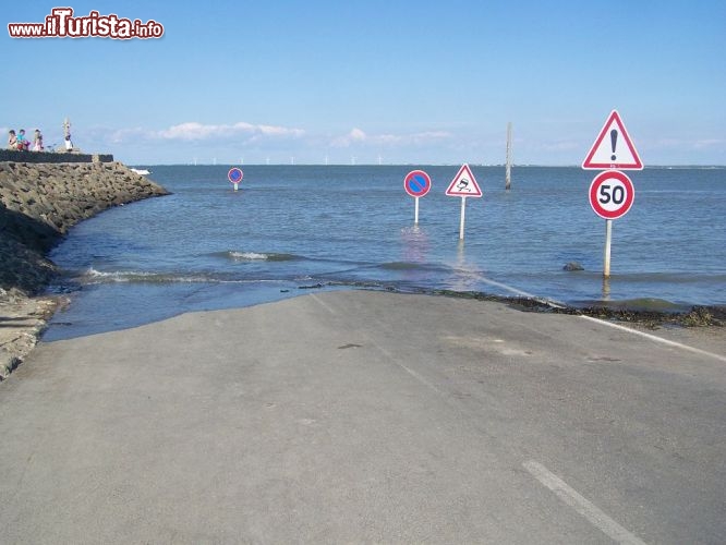 Sapevate che l'isola di Noirmoutier in Francia è raggiungibile solo in determinati momenti della giornata? Sulla costa atlantica, non lontano da Nantes, esiste un'isola collegata alla terraferma dal Passage du Gois, una strada percorribile a piedi o in macchina solo con la bassa marea e solamente un'ora e mezza prima e dopo della marea più bassa. Negli altri momenti della giornata Noirmoutier en l'Île è comunque accessibile tramite un ponte via Fromantine.