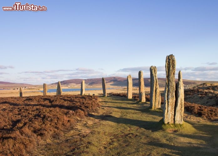 Sapevate che il volo più corto che si possa effettuare a pagamento collega due isole della Scozia? - L'isola di Westray e la vicina isola di Papa Westray, meno di due km più ad est, entrambe parte delle Orkney Islands nella Scozia settentrionale, sono collegate da voli a pagamento che hanno una durata media di soli due minuti. Nella foto il Ring Of Brodgar - © johnbraid / Shutterstock.com 