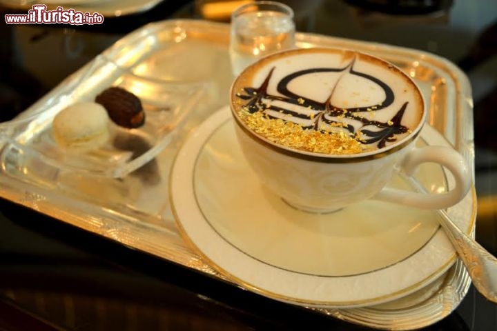 Sapevate che ad Abu Dhabi si può bere il cappuccino con le scaglie d'oro? - All'Emirates Palace, hotel 7 stelle di Abu Dhabi, capitale degli Emirati Arabi Uniti, il lusso pervade ogni particolare: la specialità della casa è infatti il cappuccino con scaglie d'oro 24k sopra la schiuma. Imperdibile.