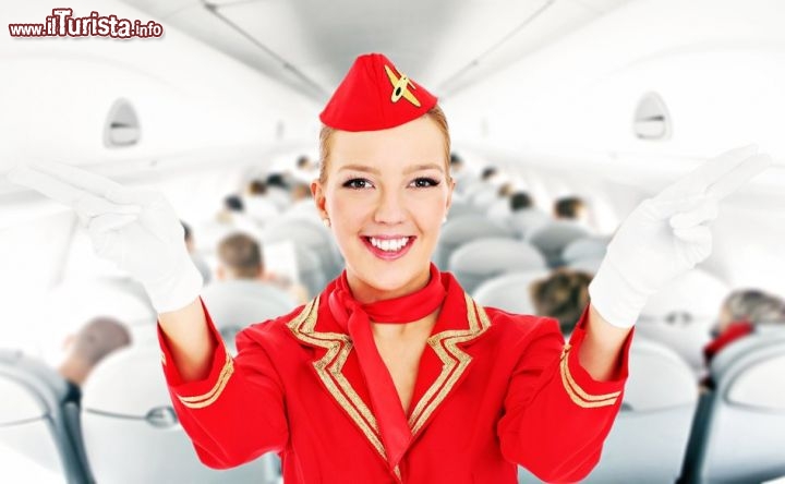 Sapevate che nel 1930 le hostess di volo dovevano pesare meno di 52 kg? - Secondo le regole aeronautiche dell'epoca, le assistenti di volo donne potevano lavorare a bordo solo se il loro peso corporeo era inferiore alle 115 libbre ovvero 52 kg e la loro altezza raggiungeva almeno i 163 cm. - © Kamil Macniak / Shutterstock.com